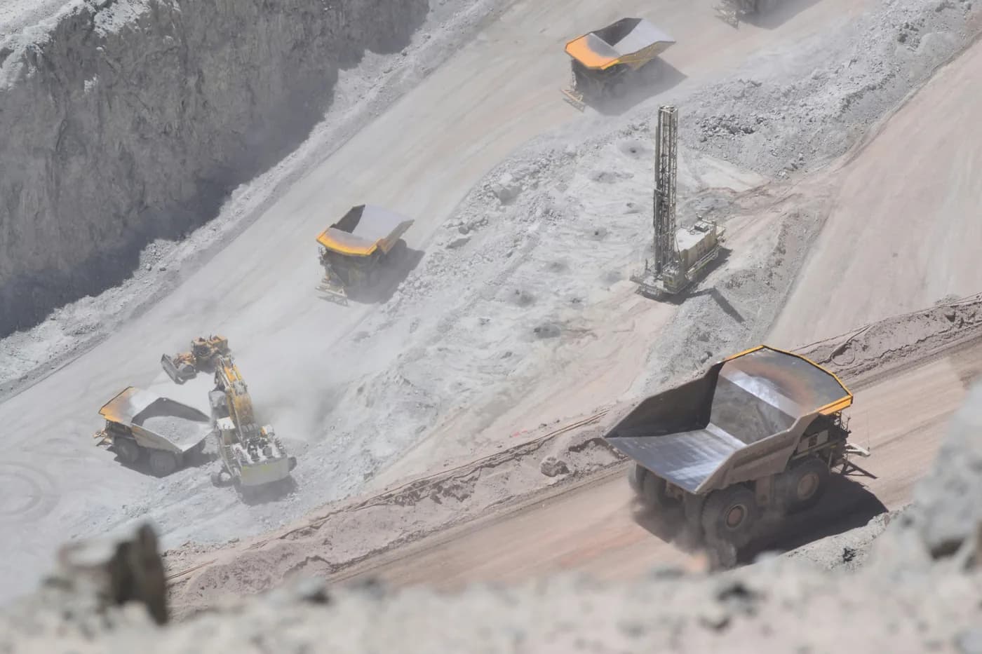 Faena minera de cobre con camiones de extracción en el norte de Chile